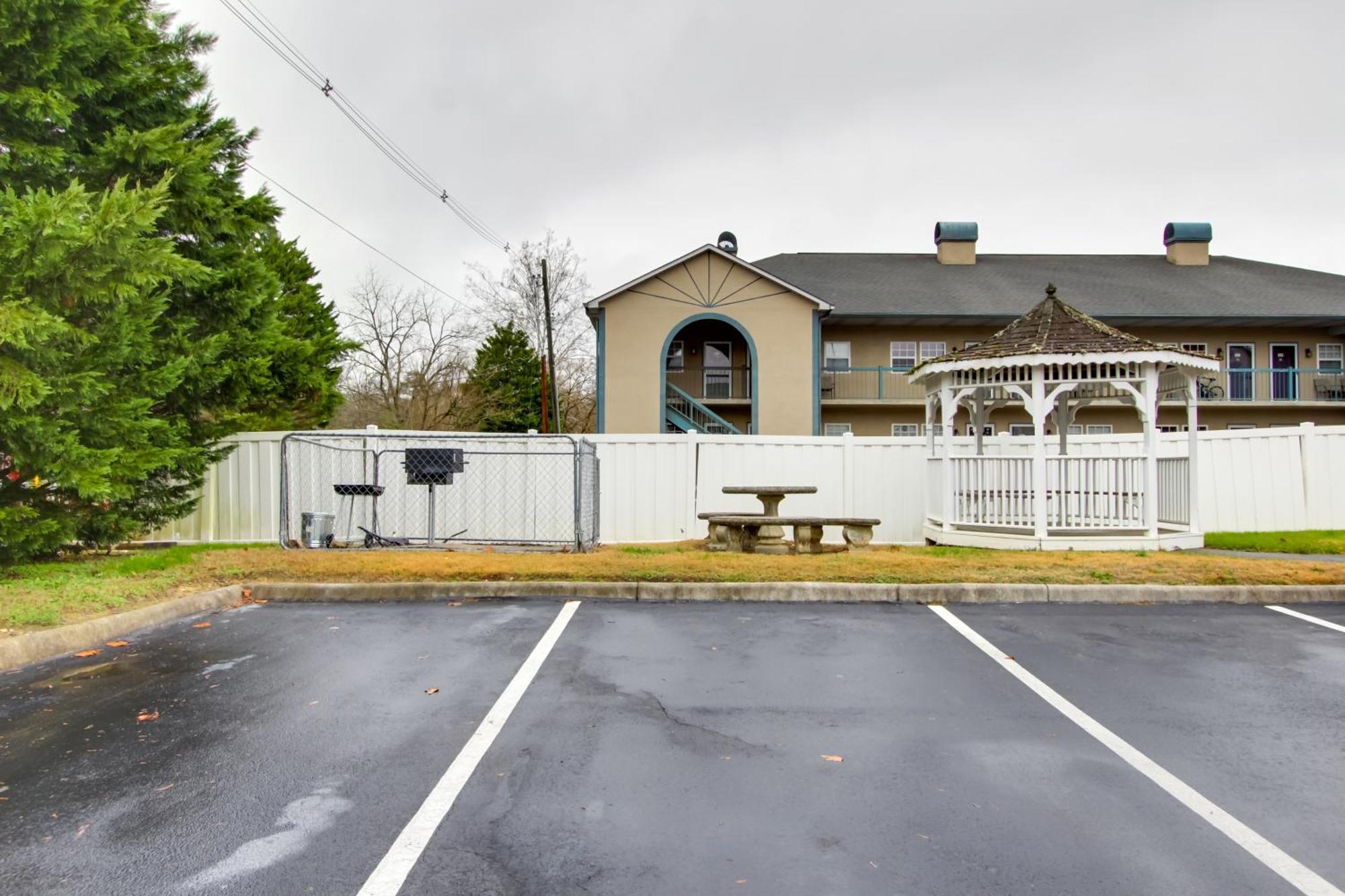 Parkway Condo About Walk To Island In Pigeon Forge! Exterior photo